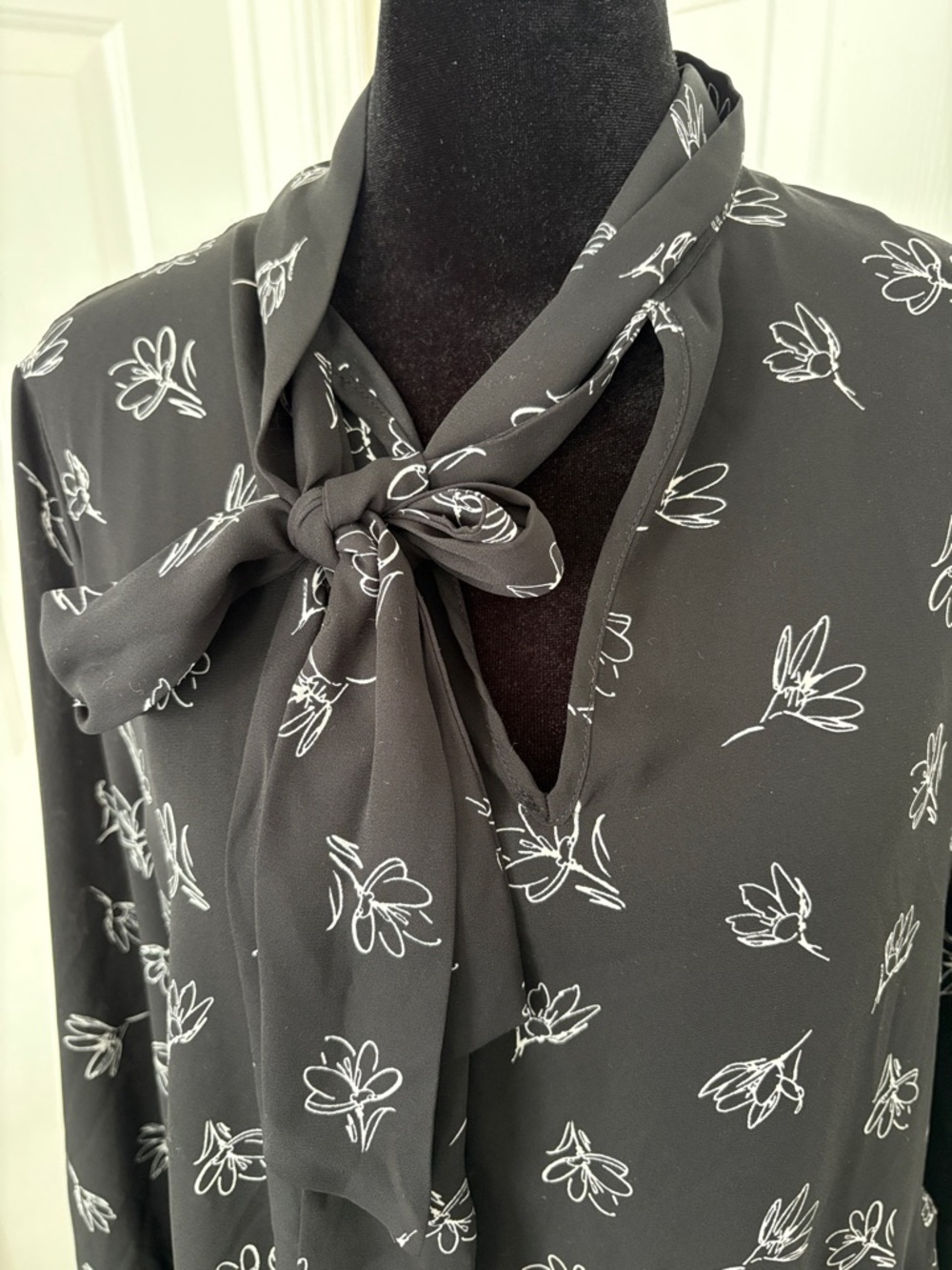 Vince Camuto Black Floral Tie-Neck Ruffle Hem Blouse - Picture 4 of 10